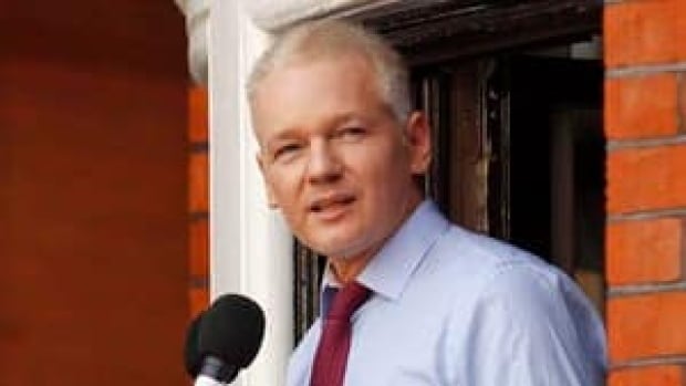 hi-assange-london-852-ap-03139883-4col
