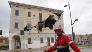 hi-italy-quake-building-cp0-8col