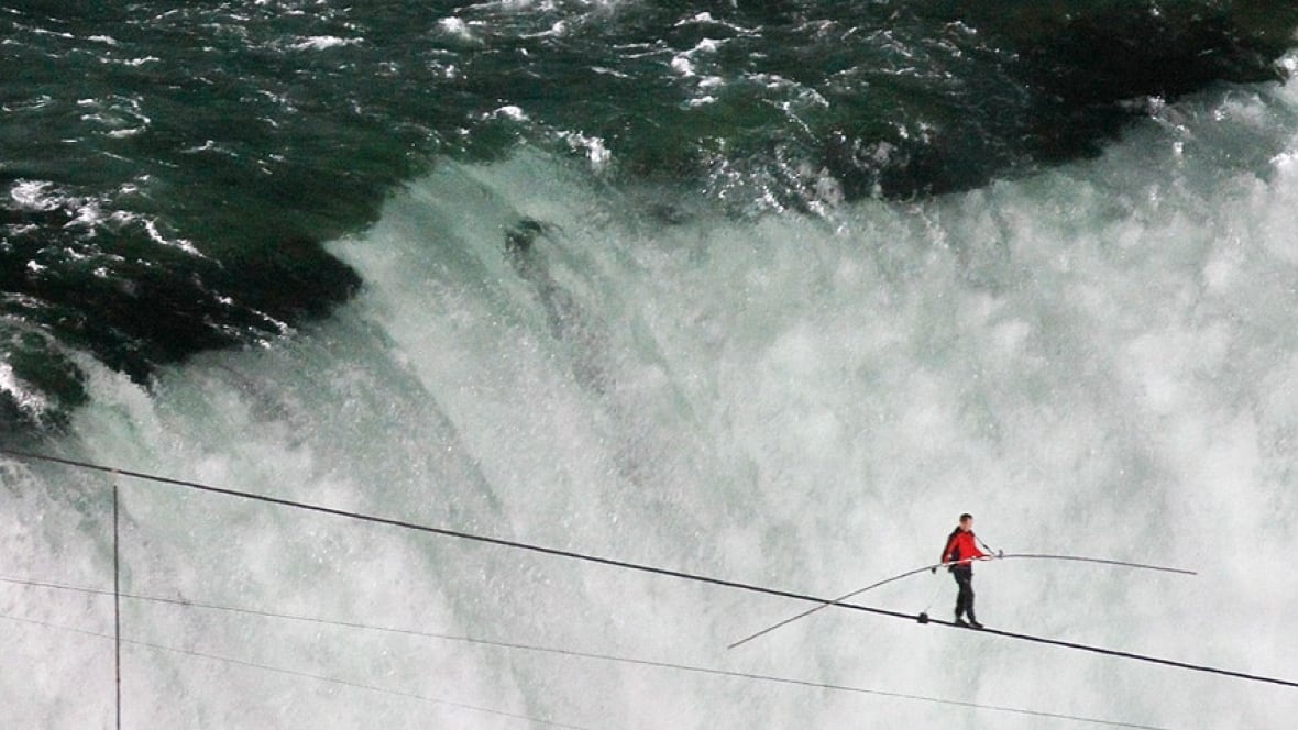 Nik Wallenda completes Niagara Falls wire walk Toronto CBC News