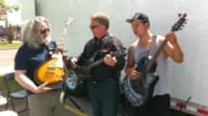 si-guitar-charity-220
