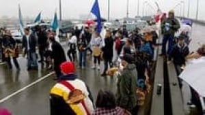 hi-bc-120928-marpole-midden-protest-3col