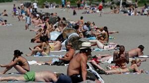 hi-bc-120508-sunbathers-tan-beach-english-bay-4col