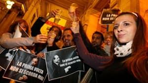 ii-berlusconi-supportersrtr39mdo2