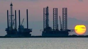 hi-bc-121022-oil-rigs-4col