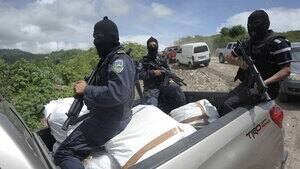 hi-honduras-police-coke-rtr-4col
