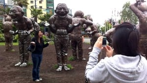 hi-bc-120724-laughing-statues-pose