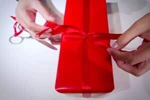 si-christmas-gift-300-getty-136031507