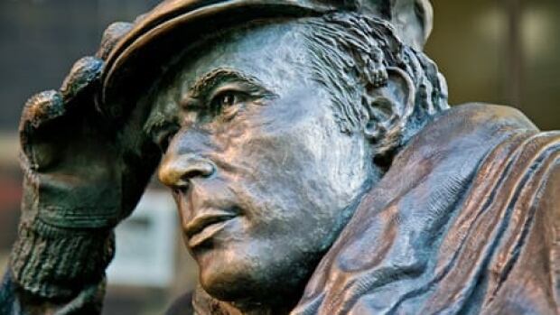 li-glenn-gould-statue-460-cbc