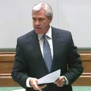 nl-ball-dwight-20120528