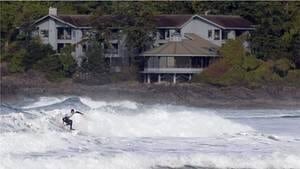 hi-bc-110506-tofino-surfer-4col