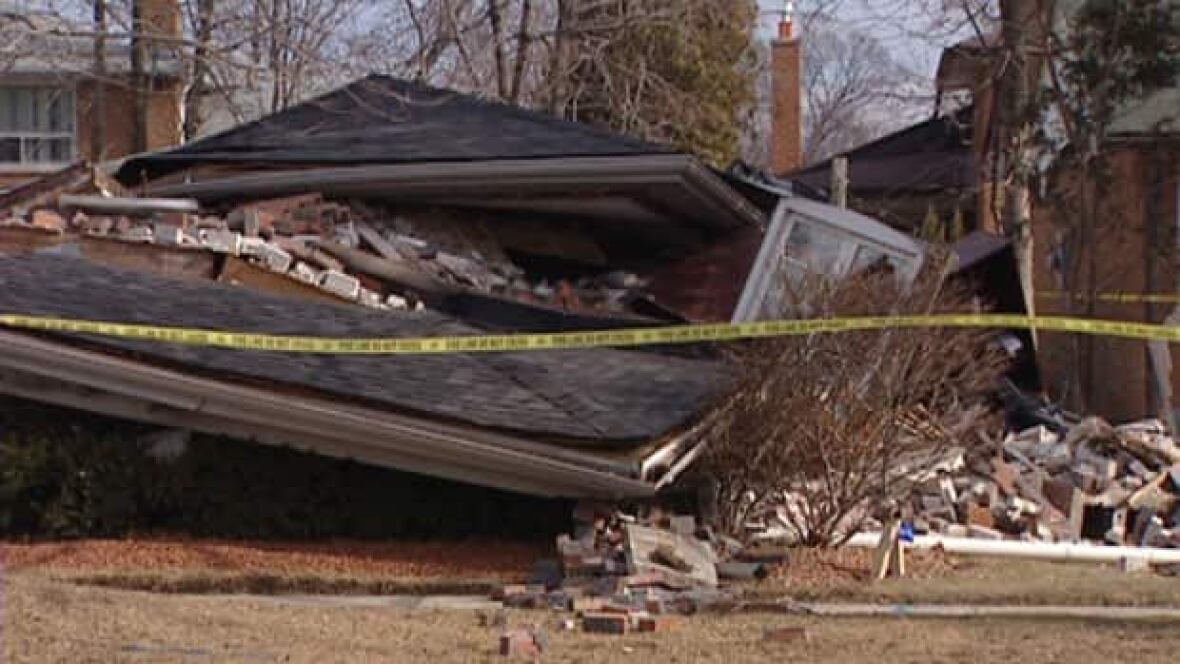 Mississauga house collapses during renovation | CBC News