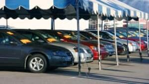 car-lot-is-000004913573-306x172