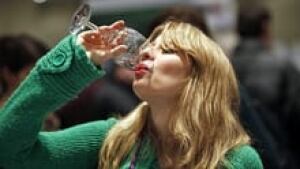 si-wine-drink-woman-220-cp-