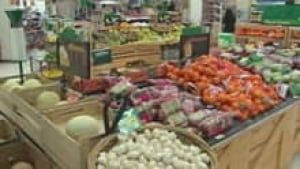 si-iqaluit-grocery-produce-110310