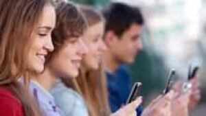 sm-students-cellphones-220-istock