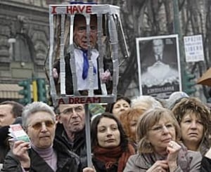 berlusconi-women-protest-00