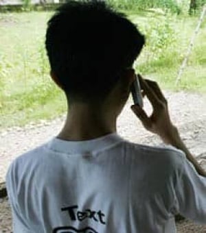 si-cellphone-user-220-ap-3659196