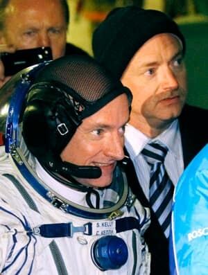 101008-mark-kelly-scott-kelly-ap-9982963-300px