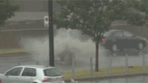 si-manhole-explodes-water-220