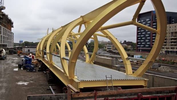 li-cgy-toronto-footbridge1