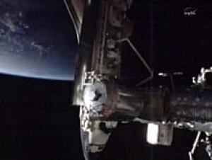sm-220-space-shuttle-docking-00692172