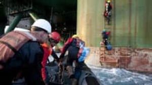 si-greenpeace-cairn-rig-110