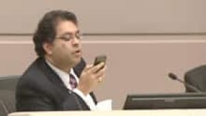 si-nenshi-reading-tweets-220