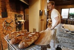 baker-bread-rtr2h3f8