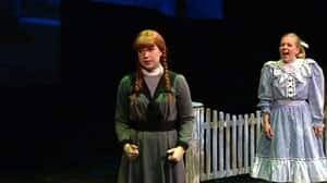 pe-mi-anne-on-stage-300
