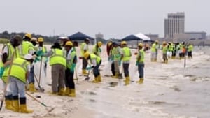 tp-bp-beach-spill-cleanup-workers-cp-8962293
