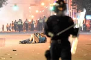 si-vancouver-riot-kissing-300