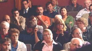 pe-mi-tourism-debate-crowd