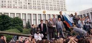 si-yeltsin-tank-1991-300