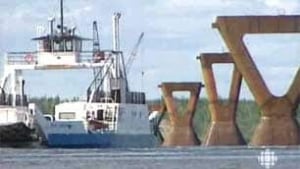 tp-dehcho-ferry-100608
