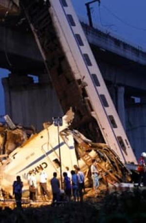 si-china-train-crash-220-reutersrtr2p7l8
