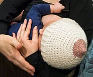 sm-110119-breast-feeding-220-ap-00031924