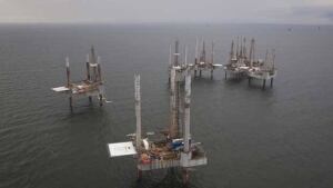 li-oilrigs-620-rtr2h957