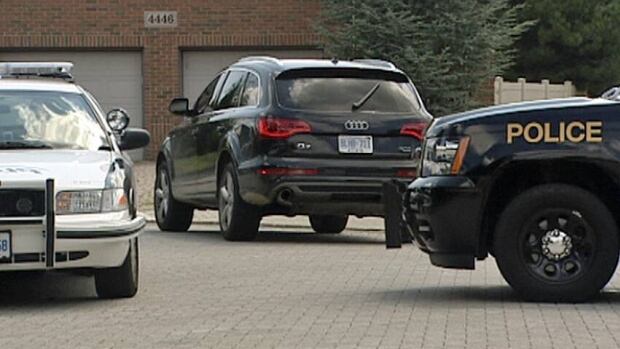 Suspects in highway pursuit elude police | CBC News