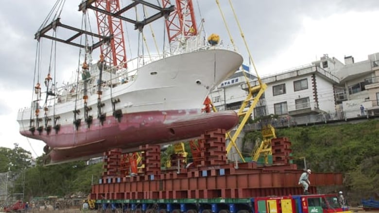 Ocean tsunami ship
