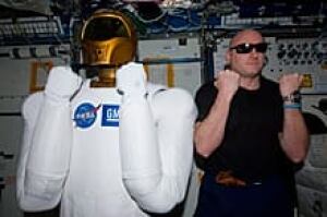 sm-220-robonaut-scott-kelly-01154502