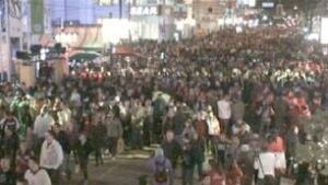 bc-100220-robson-crowds-2