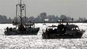bc-090812-fraser-river-salmon-fishing-cp-