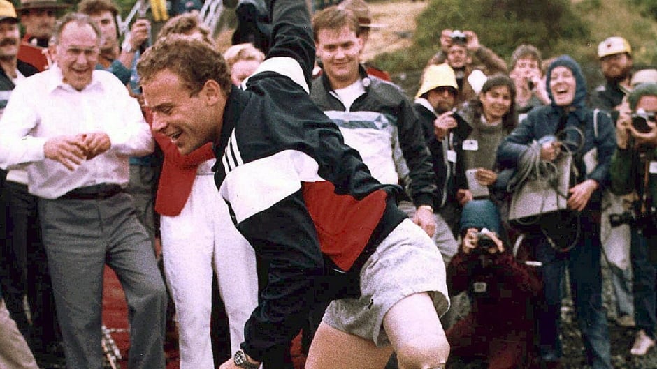 Fonyo dips his artifical limb in the Pacific Ocean in Victoria after completing his cross-country run in 1985.