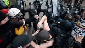 584-g20-police-scuffle-rtr