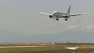 bc-090424-air-canada-plane-lands1
