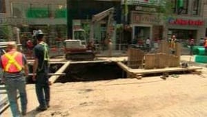 mtl-ste-catherine-street-sinkhole