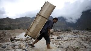 china-floods-coffin-9198155