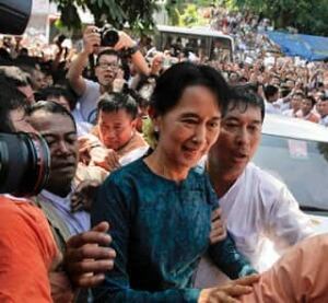suu-kyi-crowd-rtxulzu