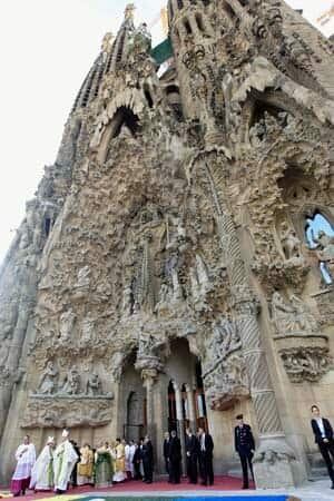 sagrada-familia-barcelona-pope-rtxubs4
