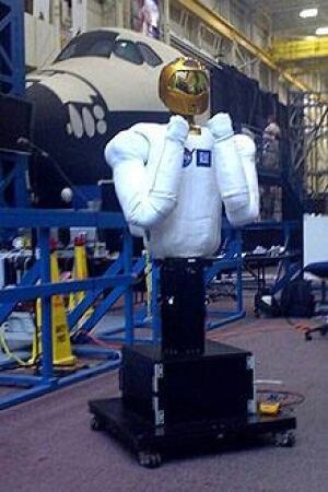 100804-robonaut2-interview-140330567-cropped